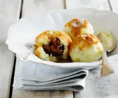 Süße Knödel mit Zwetschgenfüllung