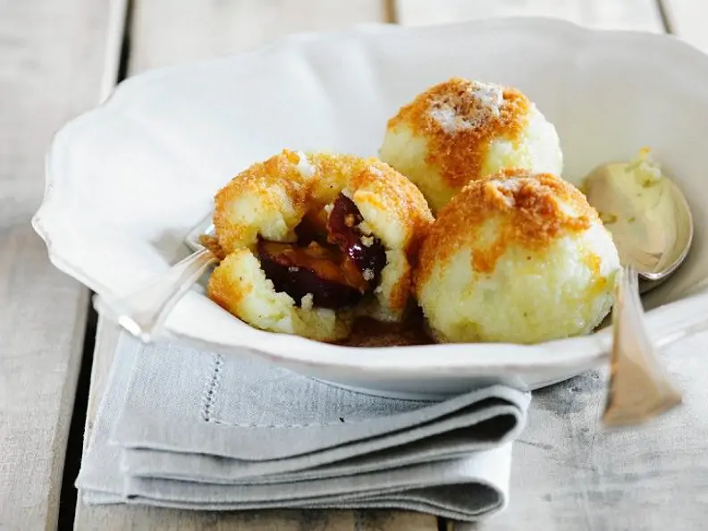 Süße Knödel mit Zwetschgenfüllung