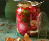 Eingemachte Zwiebeln mit Radieschen