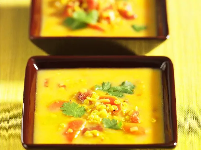 Gelbe Linsensuppe mit Möhren und Koriander