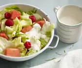 Salat mit Obst und Joghurtdressing