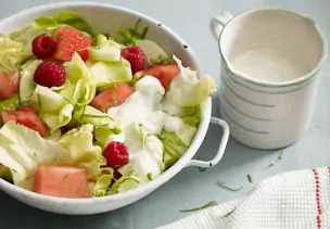 Salat mit Obst und Joghurtdressing