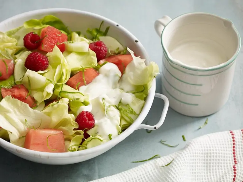 Salat mit Obst und Joghurtdressing