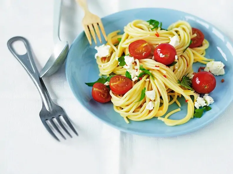 Pasta mit Tomaten und Feta