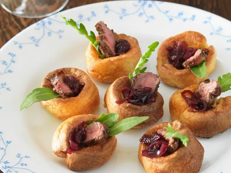 Kleine Yorkshire-Puddings mit Steak und Zwiebelsauce