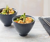 Grüner Spargel und Hähnchenbrust aus dem Wok