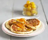 Pancakes mit Mirabellenkompott