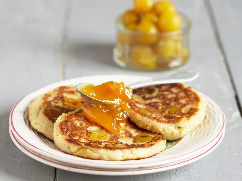 Pancakes mit Mirabellenkompott