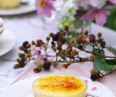 Creme brulee mit Sommerobst