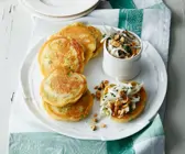Kleine Pfannkuchen mit Frühlingszwiebeln und Salat aus gehobelten Rübchen (vegan)