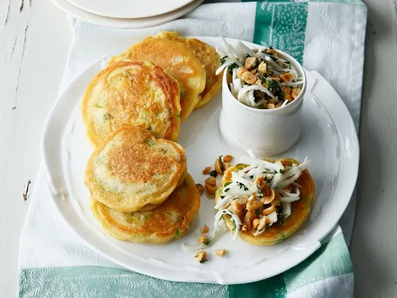 Kleine Pfannkuchen mit Frühlingszwiebeln und Salat aus gehobelten Rübchen (vegan)