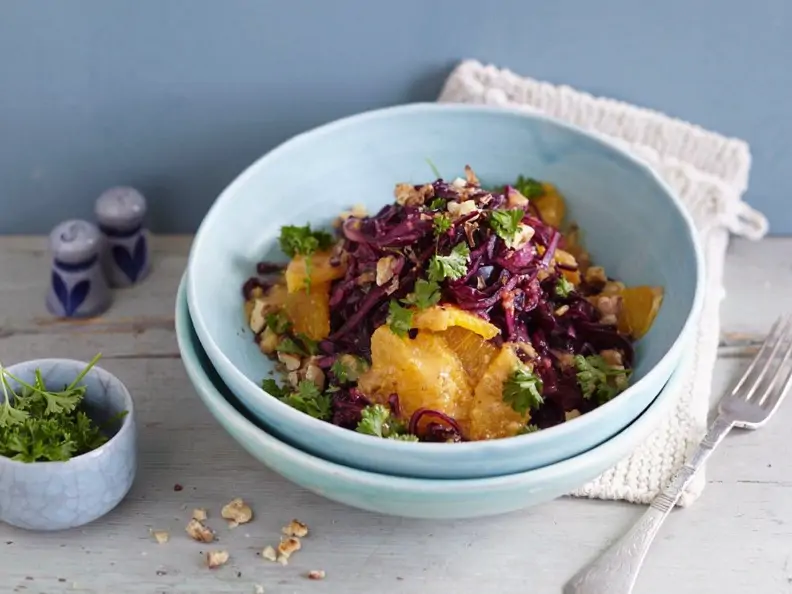 Rotkohlsalat mit Orangen und Nüssen