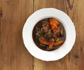 Gulasch mit Lauch und Karotten