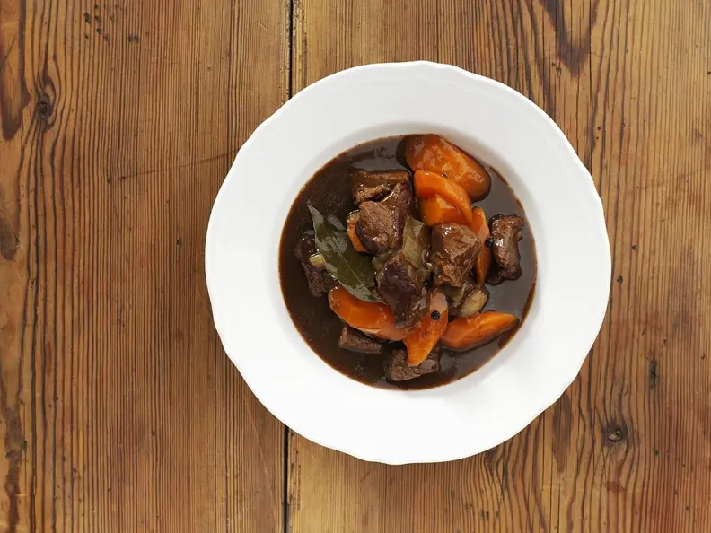 Gulasch mit Lauch und Karotten