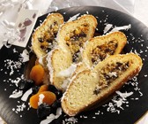 Kokosstollen mit Frucht-Nuss-Füllung