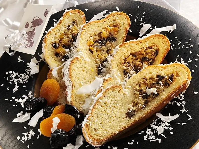Kokosstollen mit Frucht-Nuss-Füllung