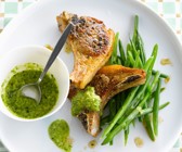 Gebratene Lammkoteletts mit Bohnen und frischem Pesto