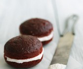 Red Velvet Whoopies mit Frischkäsefüllung
