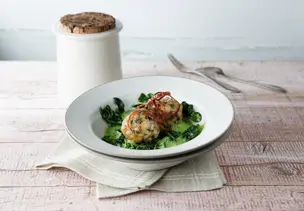 Semmelknödel mit Steinpilzen und Spinat