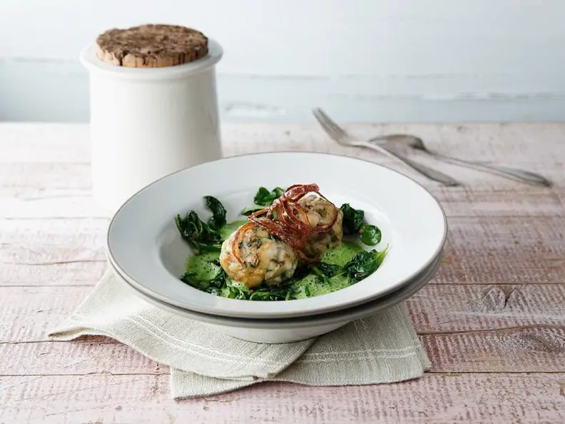 Semmelknödel mit Steinpilzen und Spinat