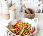 Wokgemüse mit Kartoffeln, Paprika und Frühlingszwiebeln