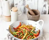Wokgemüse mit Kartoffeln, Paprika und Frühlingszwiebeln
