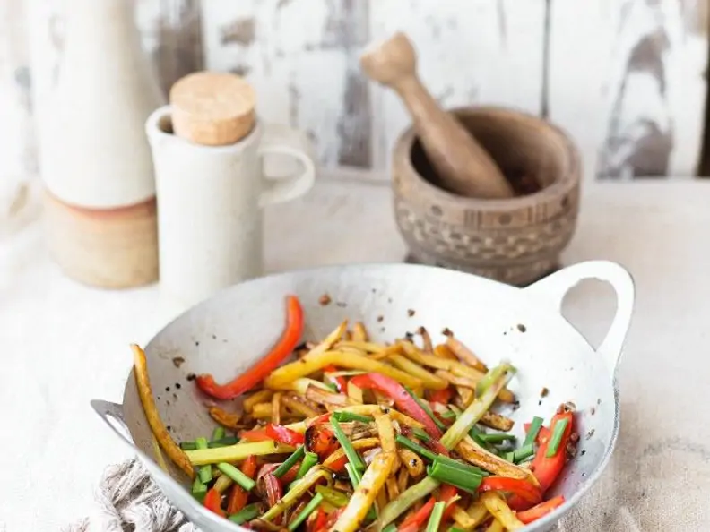 Wokgemüse mit Kartoffeln, Paprika und Frühlingszwiebeln