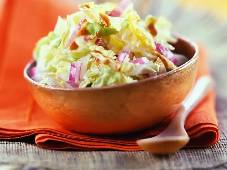 Kohlsalat mit Zwiebel