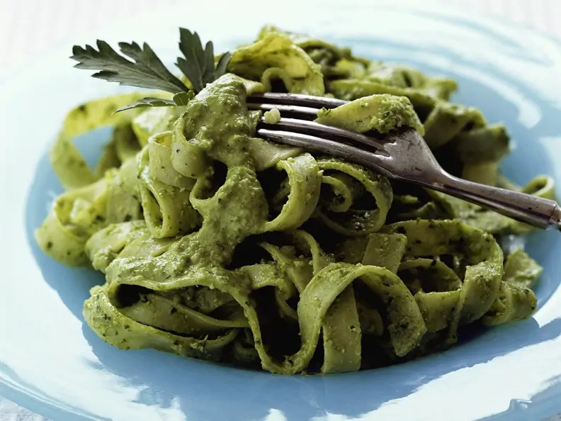 Tagliatelle mit Kräuterpesto