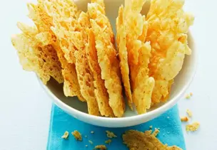 Krosse Chips aus Parmesankäse