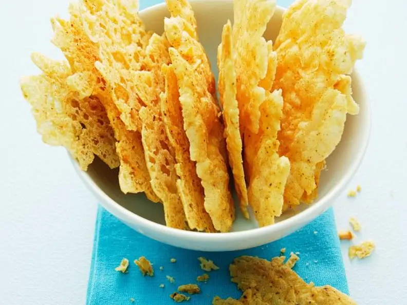 Krosse Chips aus Parmesankäse