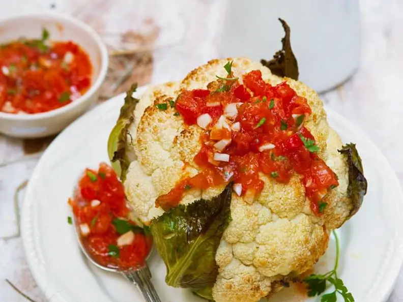 Gebackener Blumenkohl mit Tomatensalsa