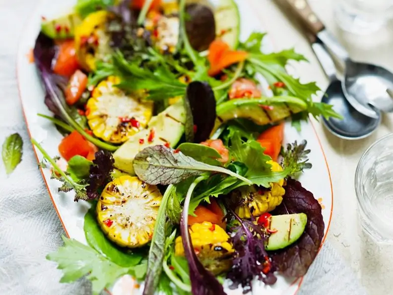 Gemüsesalat mit Kräutern