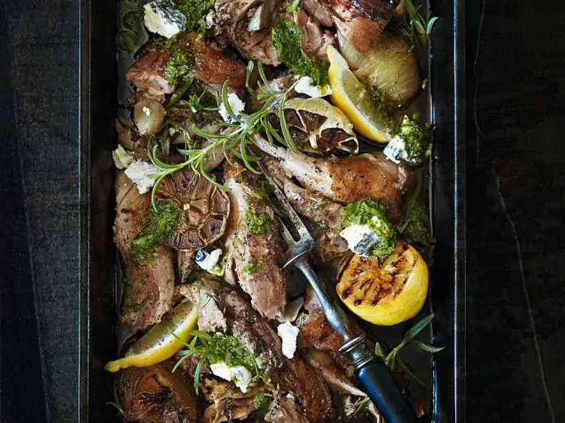 Geschmorte Lammkeule mit Pesto