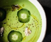 Gekühlte grüne Spargelsuppe mit Gurke und Austern