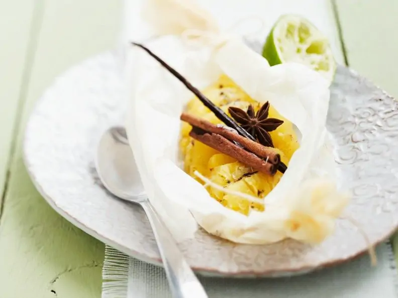 Ananas im Backpapierpäckchen