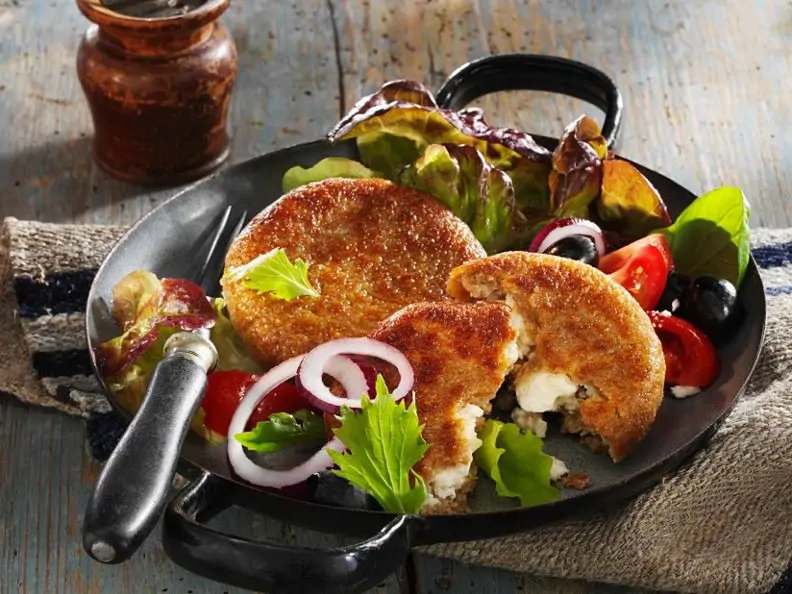 Vegetarische Bratlinge mit Dinkel und Schafskäse