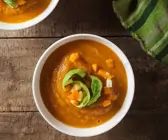 Butternusskürbissuppe mit Rosenkohl