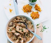Geschnetzeltes mit Pilzen und Möhren-Mais-Puffern