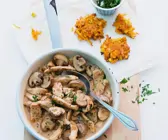 Geschnetzeltes mit Pilzen und Möhren-Mais-Puffern