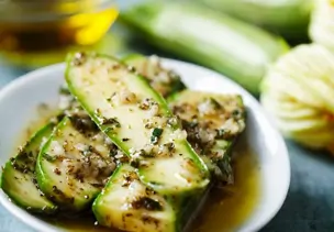 Marinierte Zucchini zum Grillen