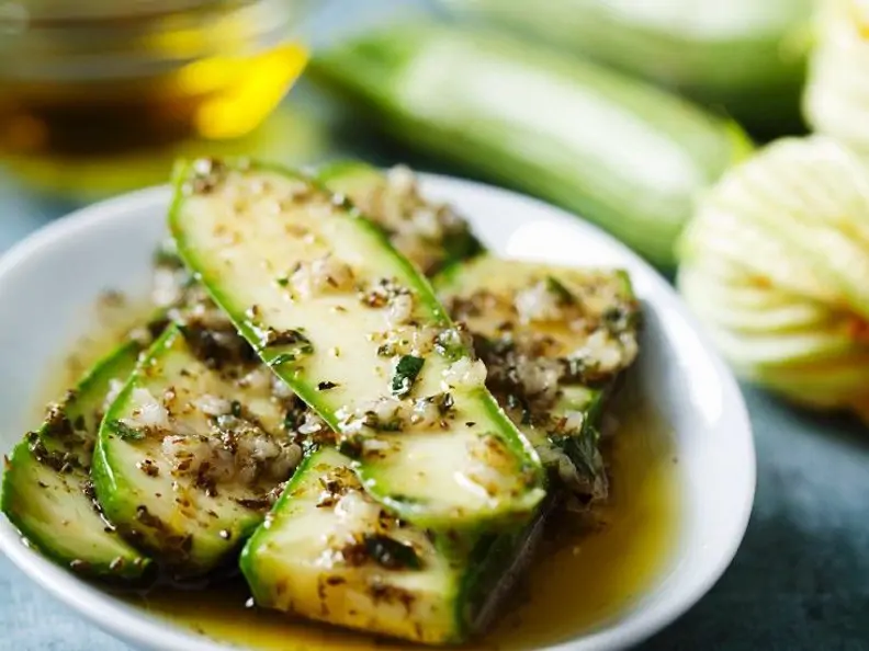 Marinierte Zucchini zum Grillen