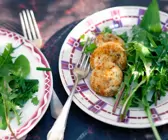 Panierter Ziegenkäse und wilder Salat
