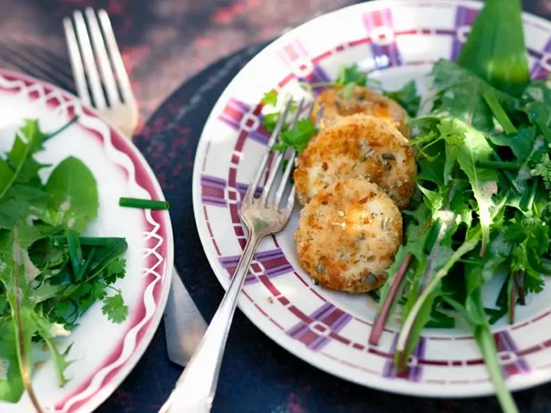 Panierter Ziegenkäse und wilder Salat