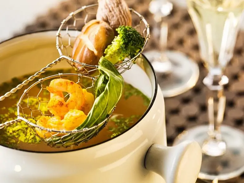 Chiesisches Fondue mit Brühe