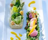 Kichererbsenpüree und Tabouleh-Salat