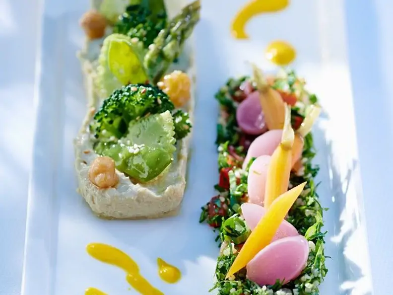 Kichererbsenpüree und Tabouleh-Salat