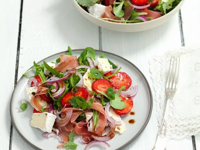 Rucola-Erdbeersalat mit Schinken