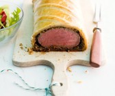 Rinderfilet mit Pilzen und Blätterteig umhüllt