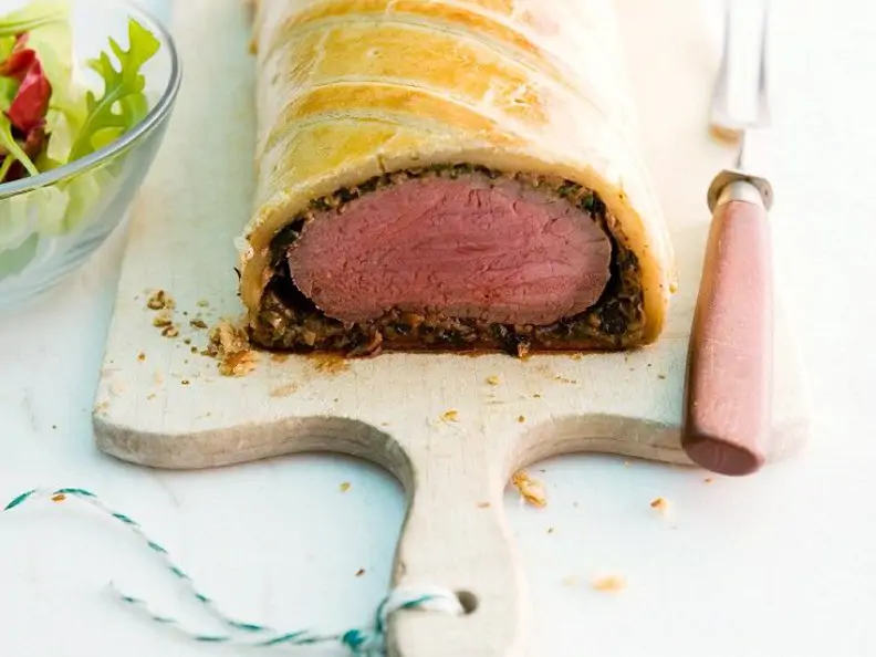Rinderfilet mit Pilzen und Blätterteig umhüllt